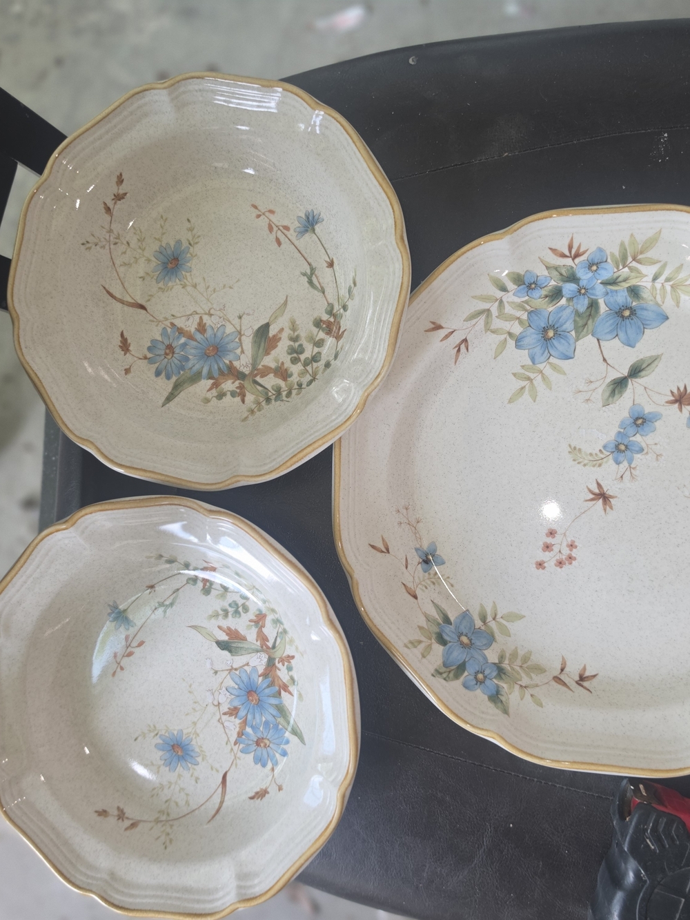 Classic Floral Ceramic Serving Bowl Set in Blue and Cream
